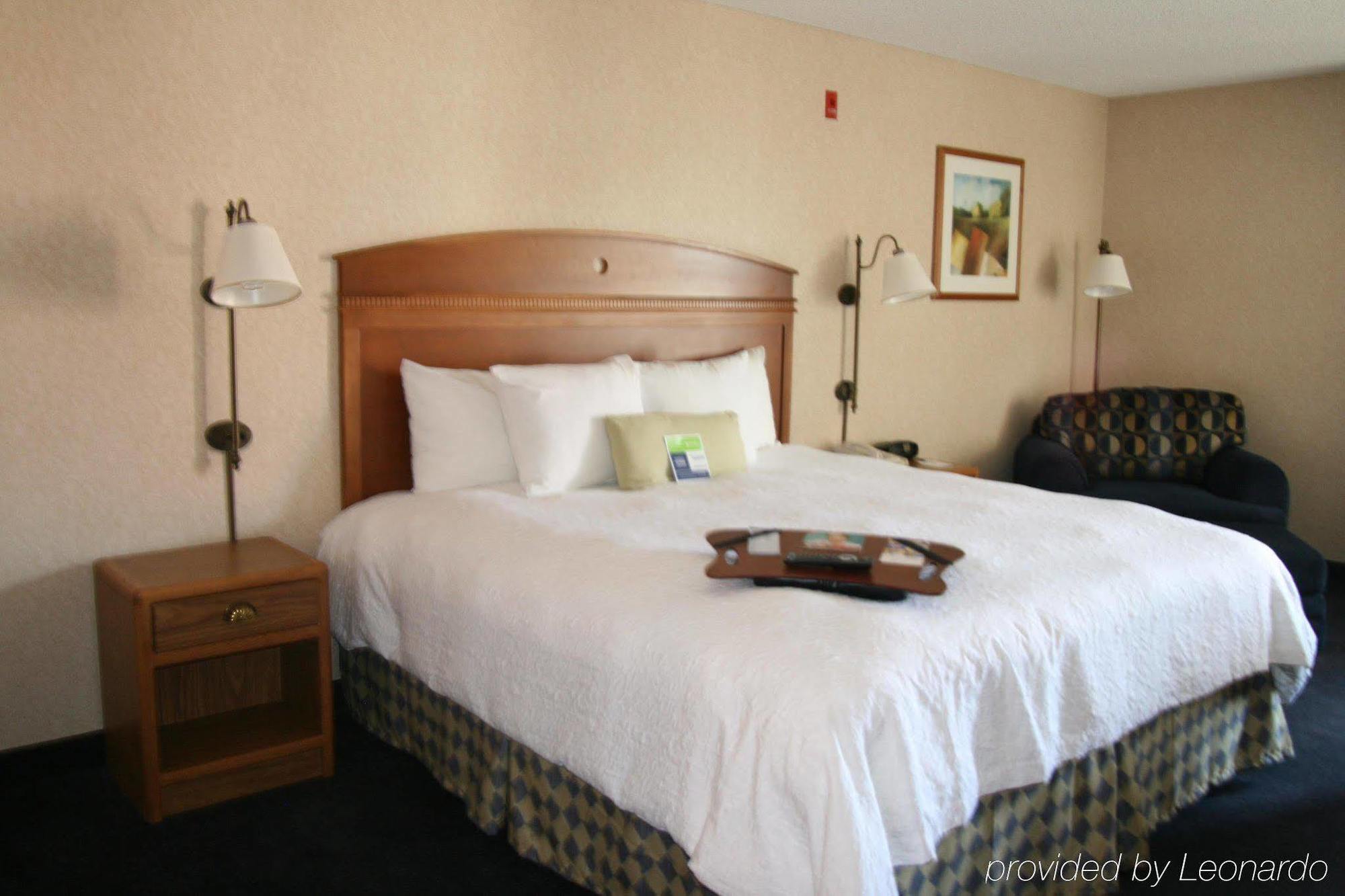Baymont By Wyndham Thornton Hotel Room photo