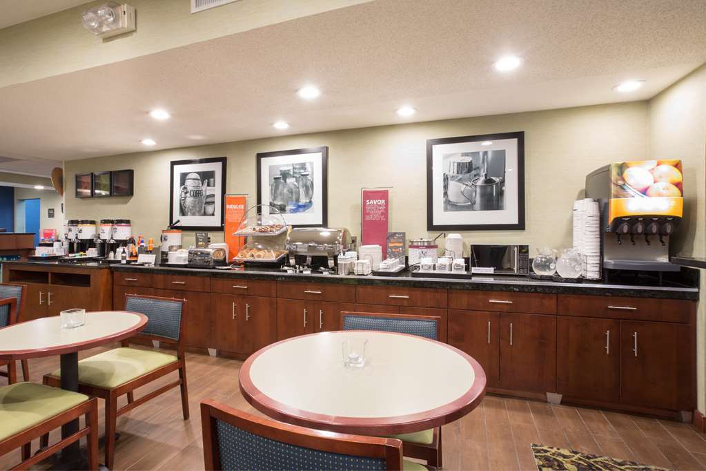 Baymont By Wyndham Thornton Hotel Restaurant photo