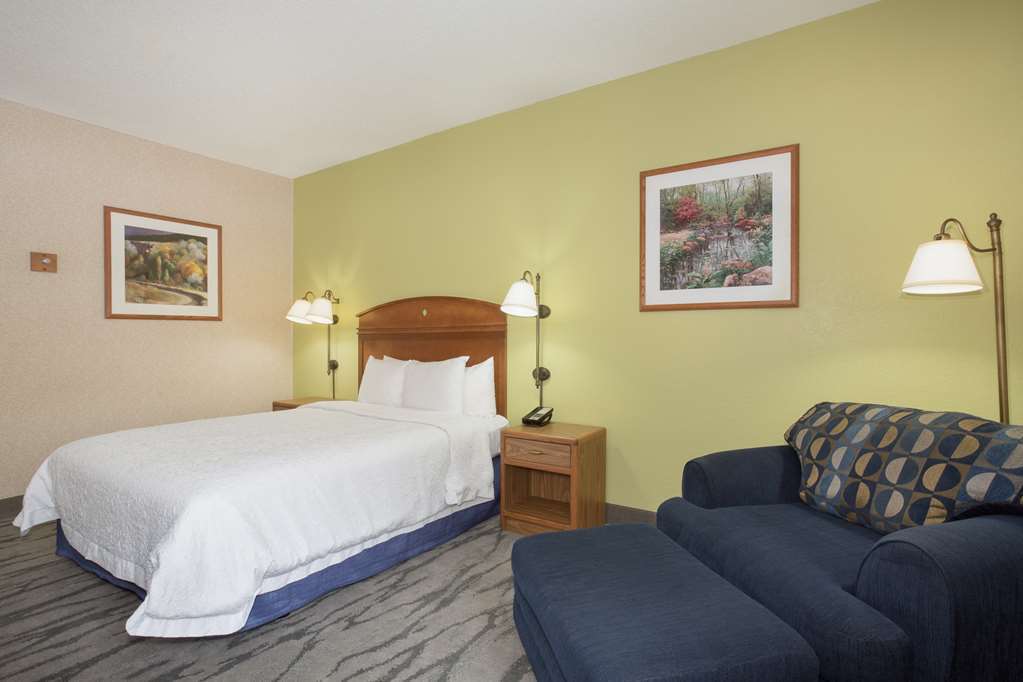 Baymont By Wyndham Thornton Hotel Room photo
