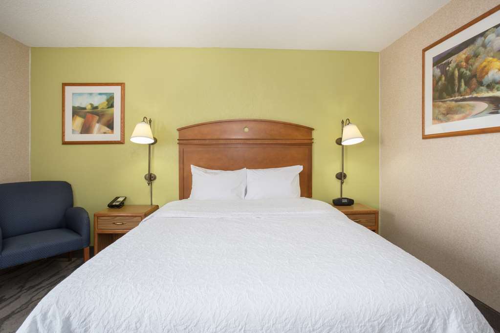 Baymont By Wyndham Thornton Hotel Room photo