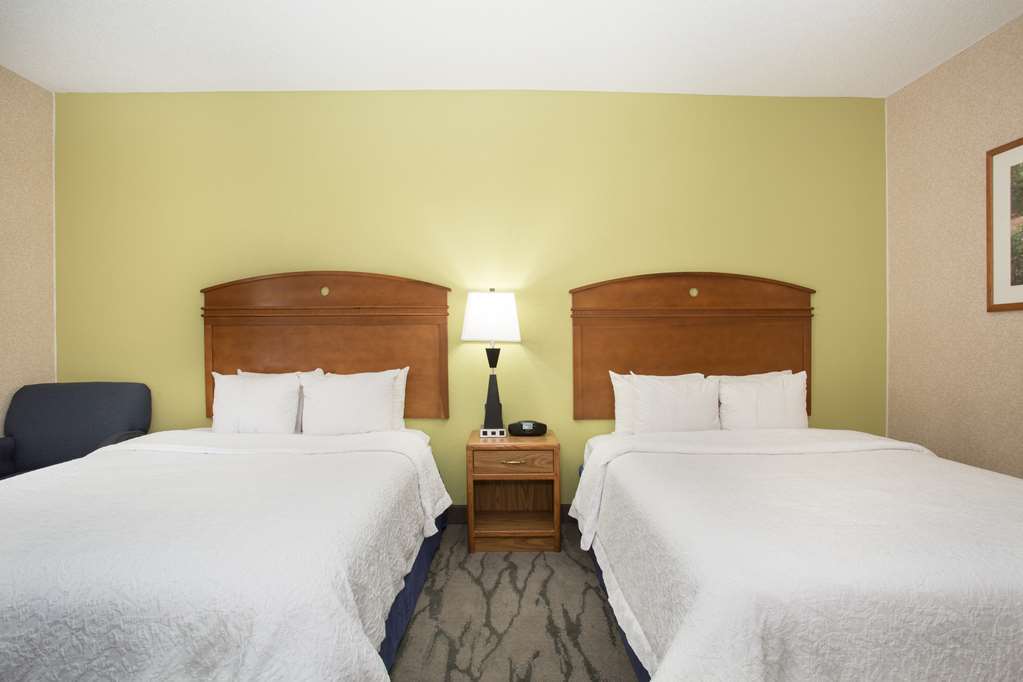 Baymont By Wyndham Thornton Hotel Room photo