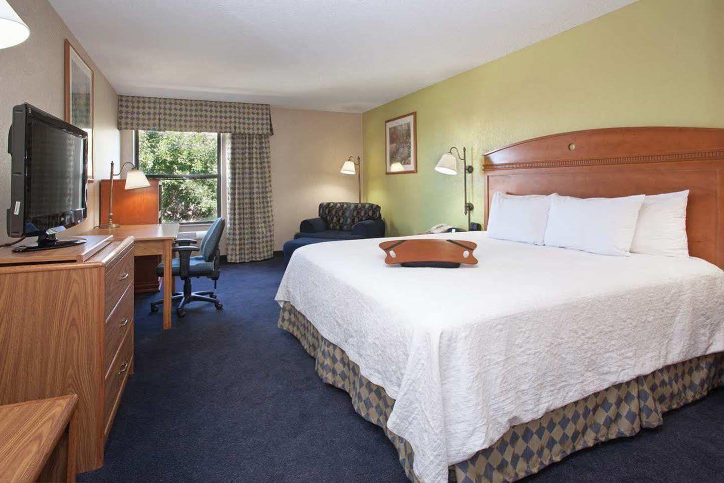 Baymont By Wyndham Thornton Hotel Exterior photo