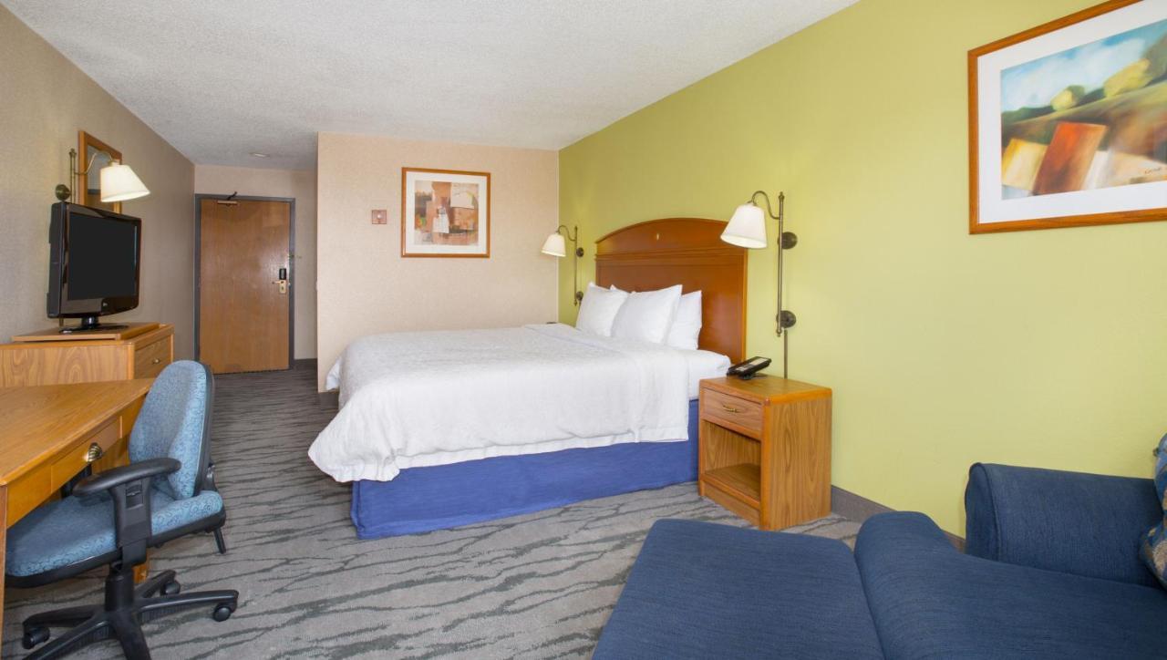 Baymont By Wyndham Thornton Hotel Exterior photo