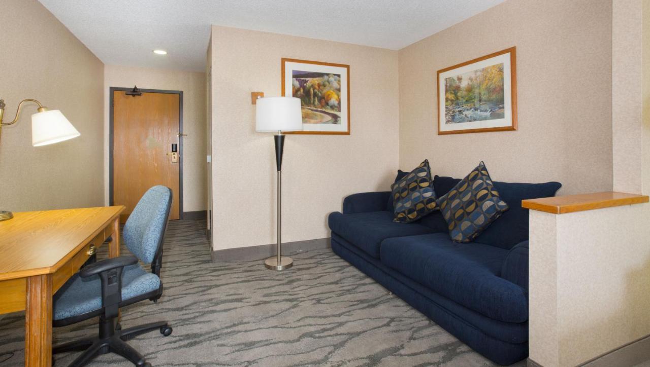 Baymont By Wyndham Thornton Hotel Exterior photo